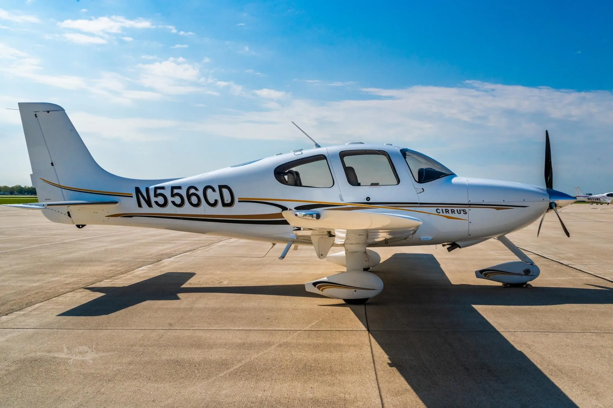 Exterior view of a 2004 CIRRUS SR22-G2, N556CD.