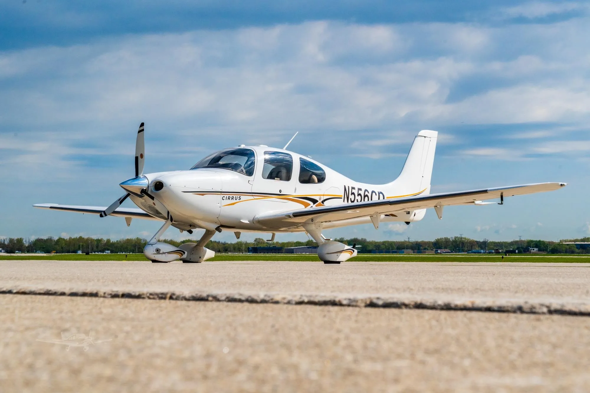Exterior view of a 2004 CIRRUS SR22-G2, N556CD.