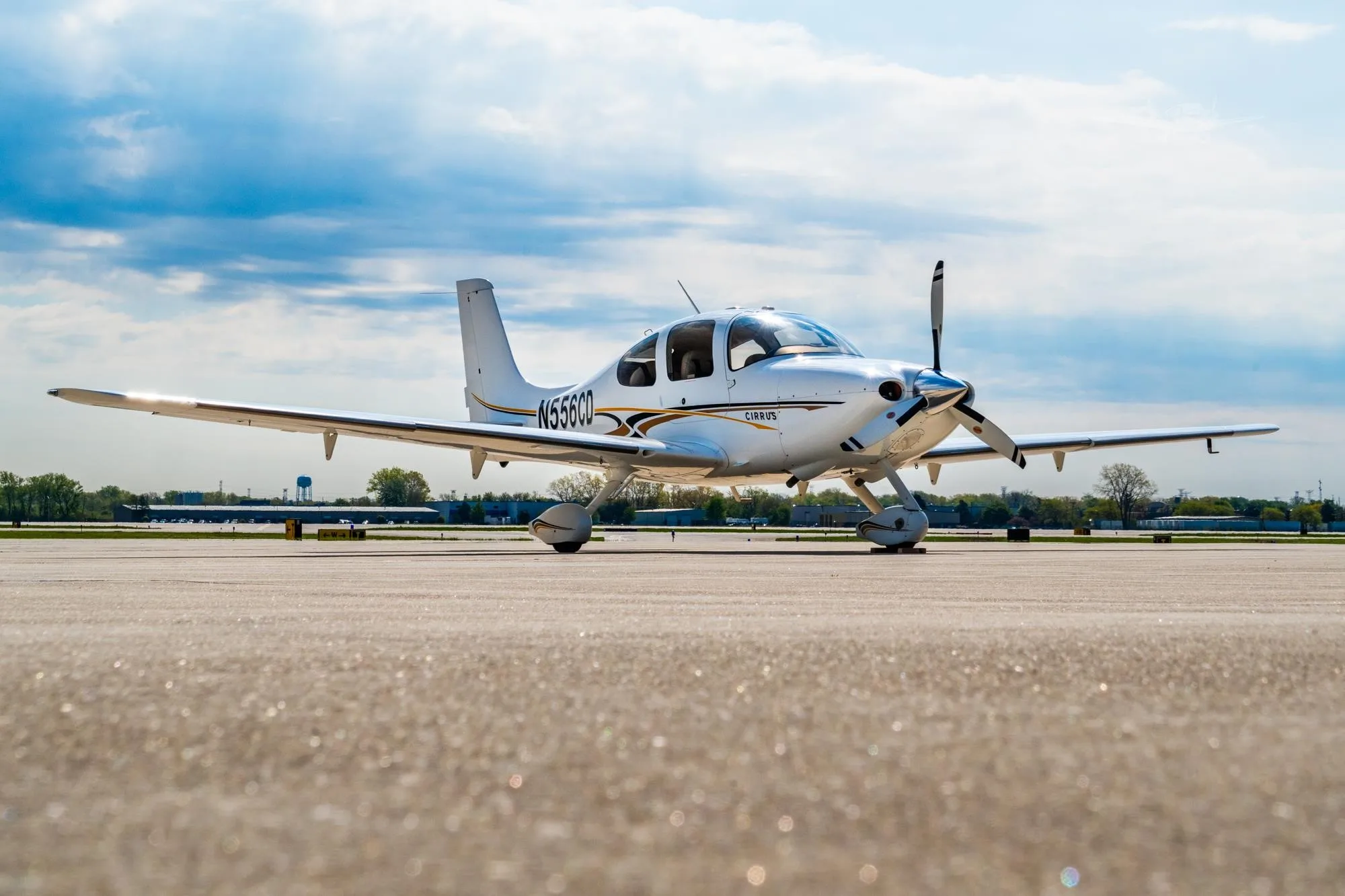 Exterior view of a 2004 CIRRUS SR22-G2, N556CD.