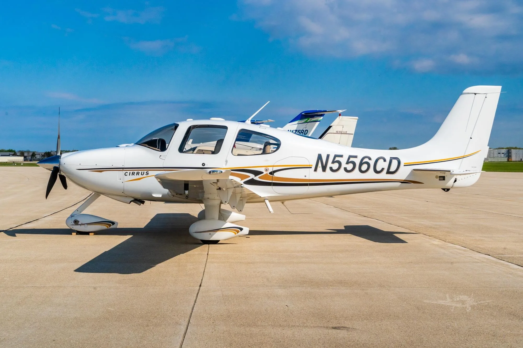 Exterior view of a 2004 CIRRUS SR22-G2, N556CD.