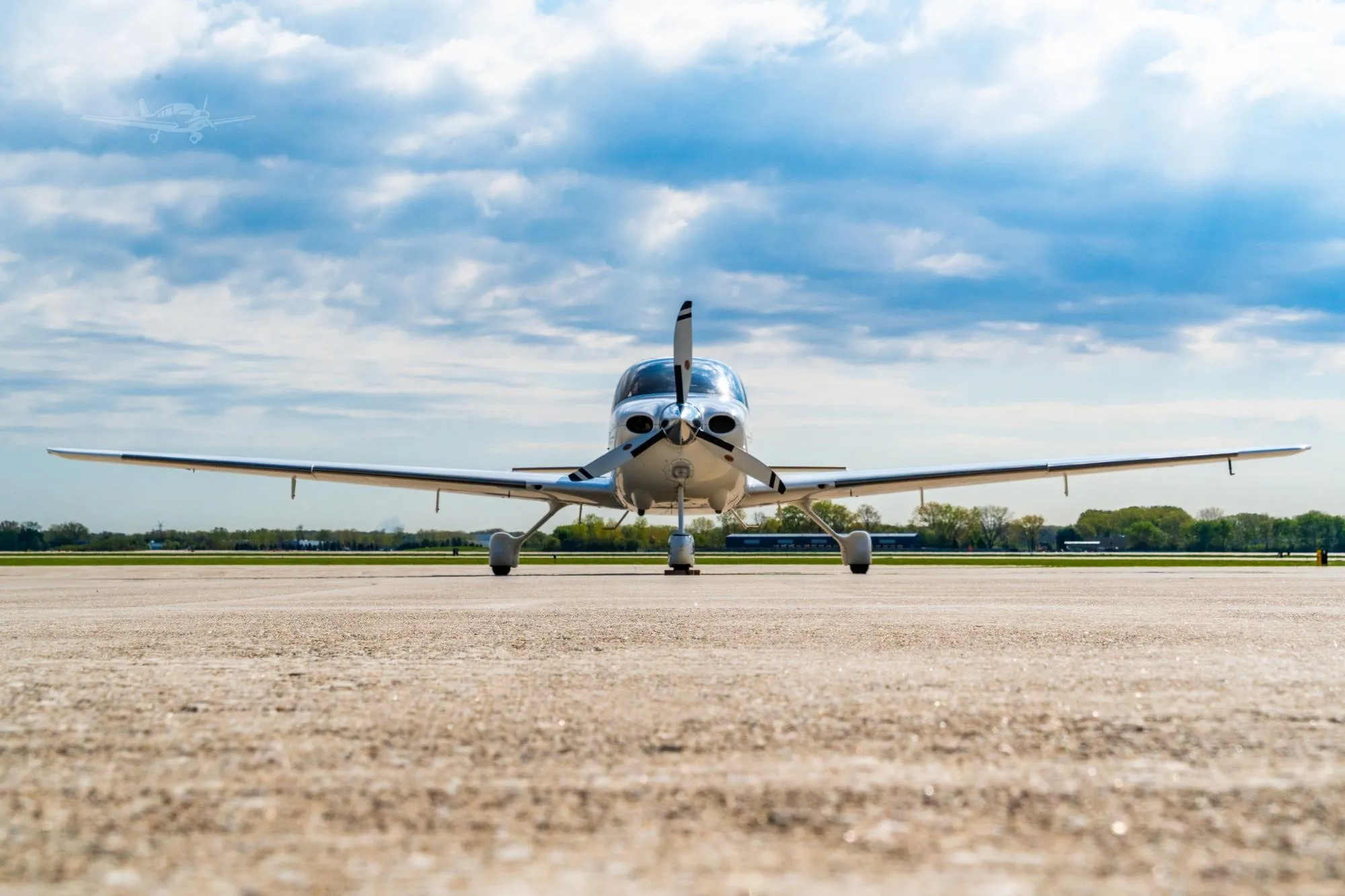 Exterior view of a 2004 CIRRUS SR22-G2, N556CD.