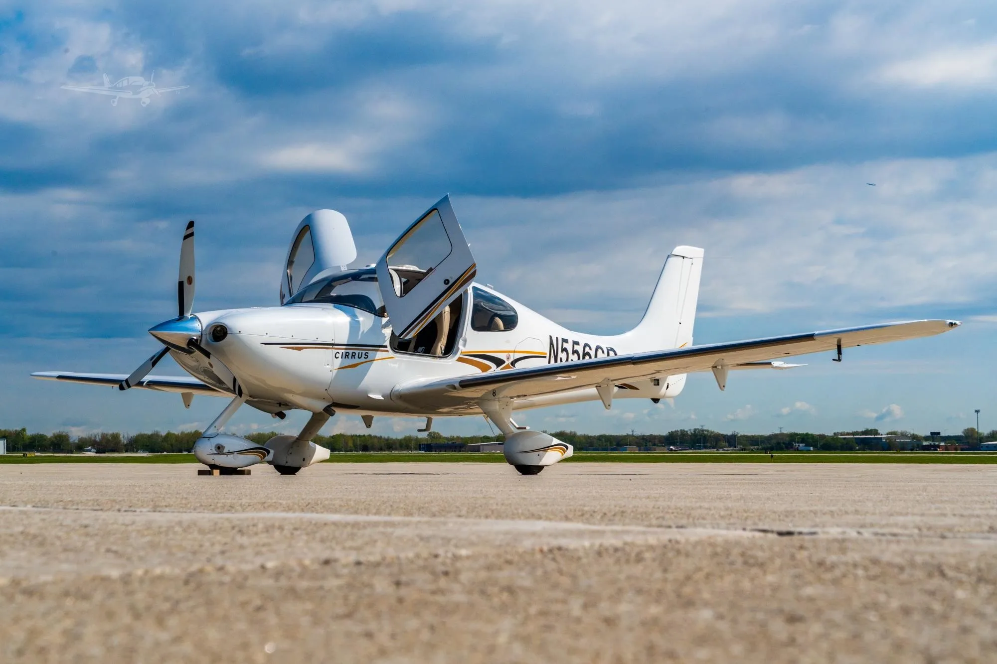 Exterior view of a 2004 CIRRUS SR22-G2, N556CD.