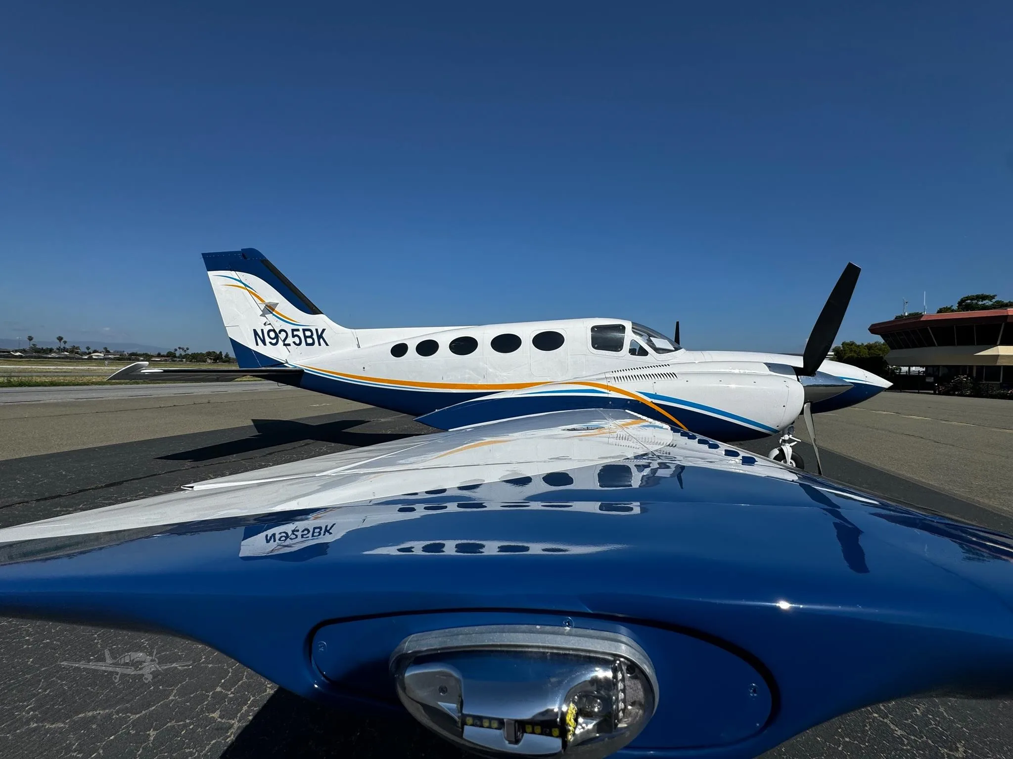 Exterior view of a 1976 CESSNA 421C, N925BK.