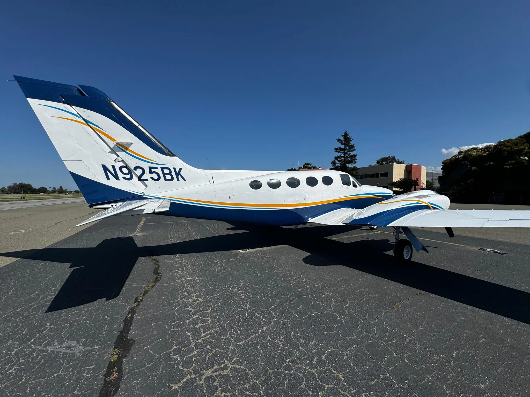 Exterior view of a 1976 CESSNA 421C, N925BK.