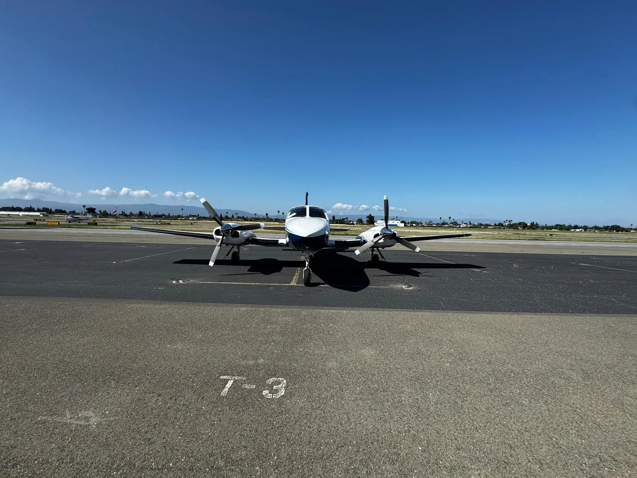 Exterior view of a 1976 CESSNA 421C, N925BK.