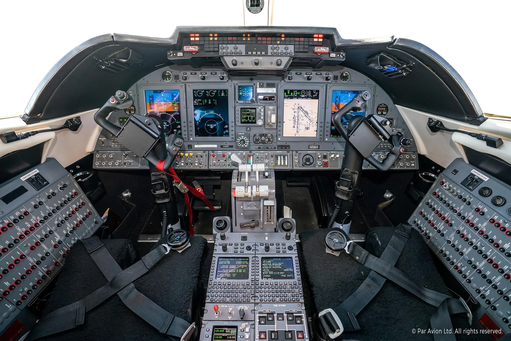Cockpit and instrument panel of a 2009 LEARJET 60XR.