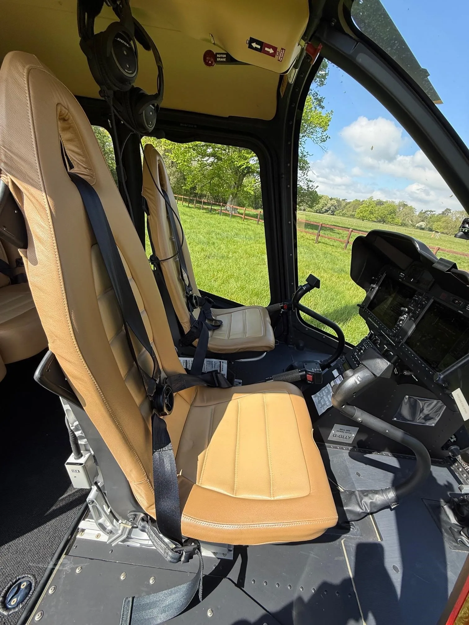 Cockpit and instrument panel of a 2018 BELL 505 JET RANGER X.