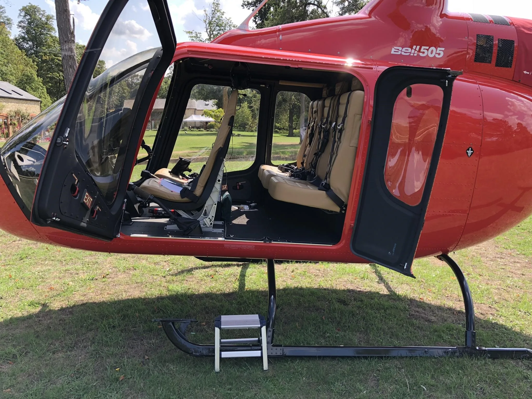 Cockpit and instrument panel of a 2018 BELL 505 JET RANGER X.