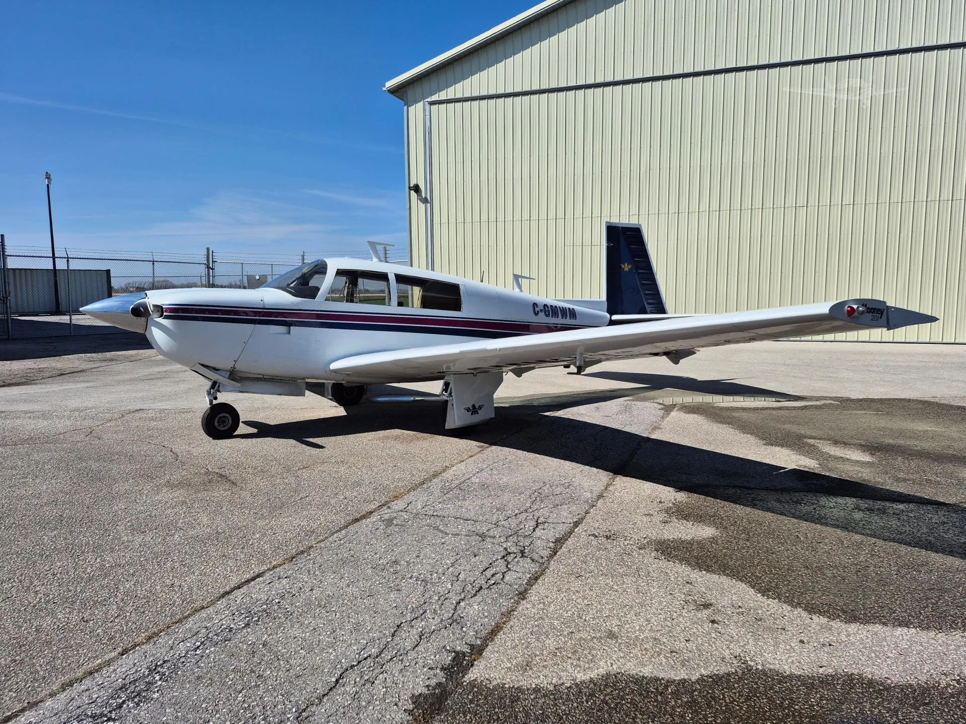 Exterior view of a 1977 MOONEY M20J, C-GMWM.