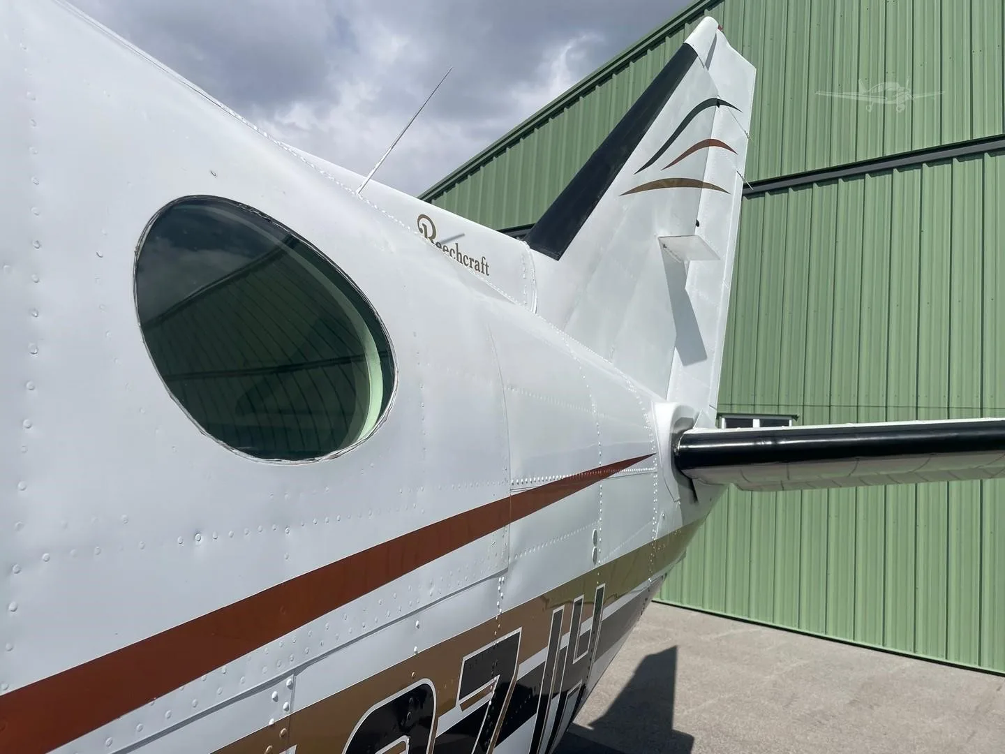 Exterior view of a 1978 BEECHCRAFT KING AIR B100, N487JH.