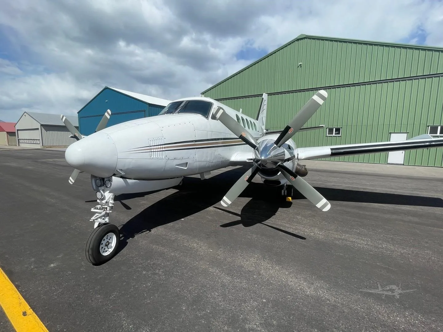 Exterior view of a 1978 BEECHCRAFT KING AIR B100, N487JH.