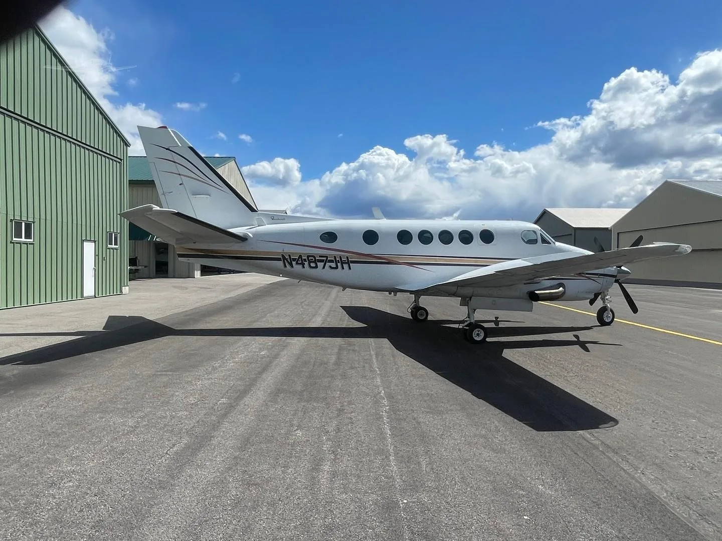 Exterior view of a 1978 BEECHCRAFT KING AIR B100, N487JH.