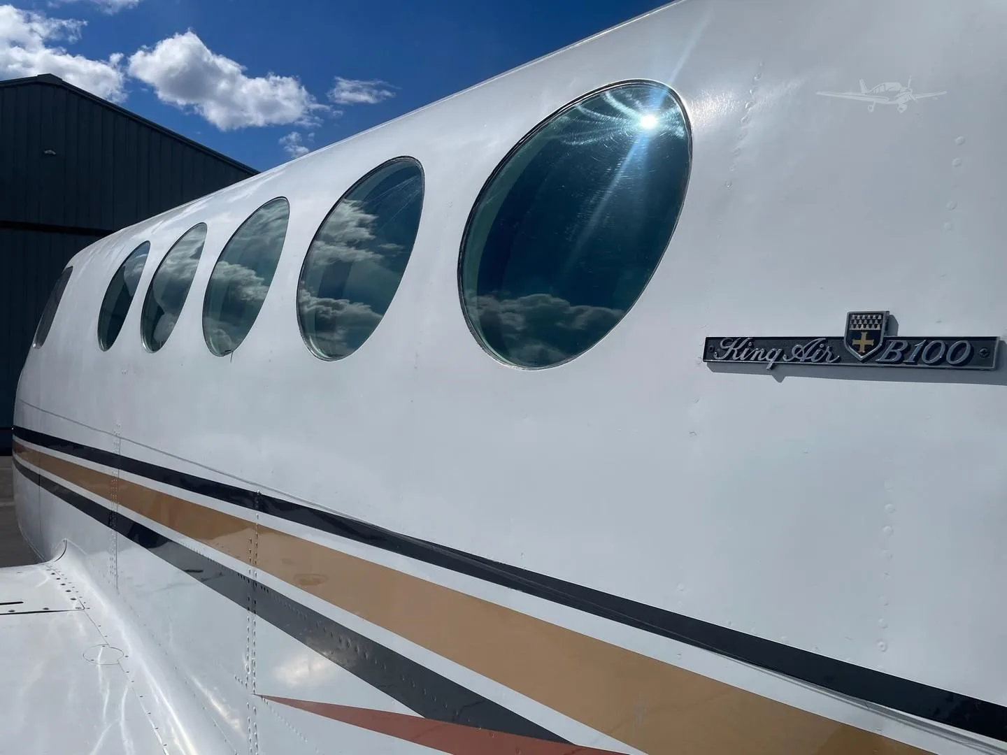 Exterior view of a 1978 BEECHCRAFT KING AIR B100, N487JH.