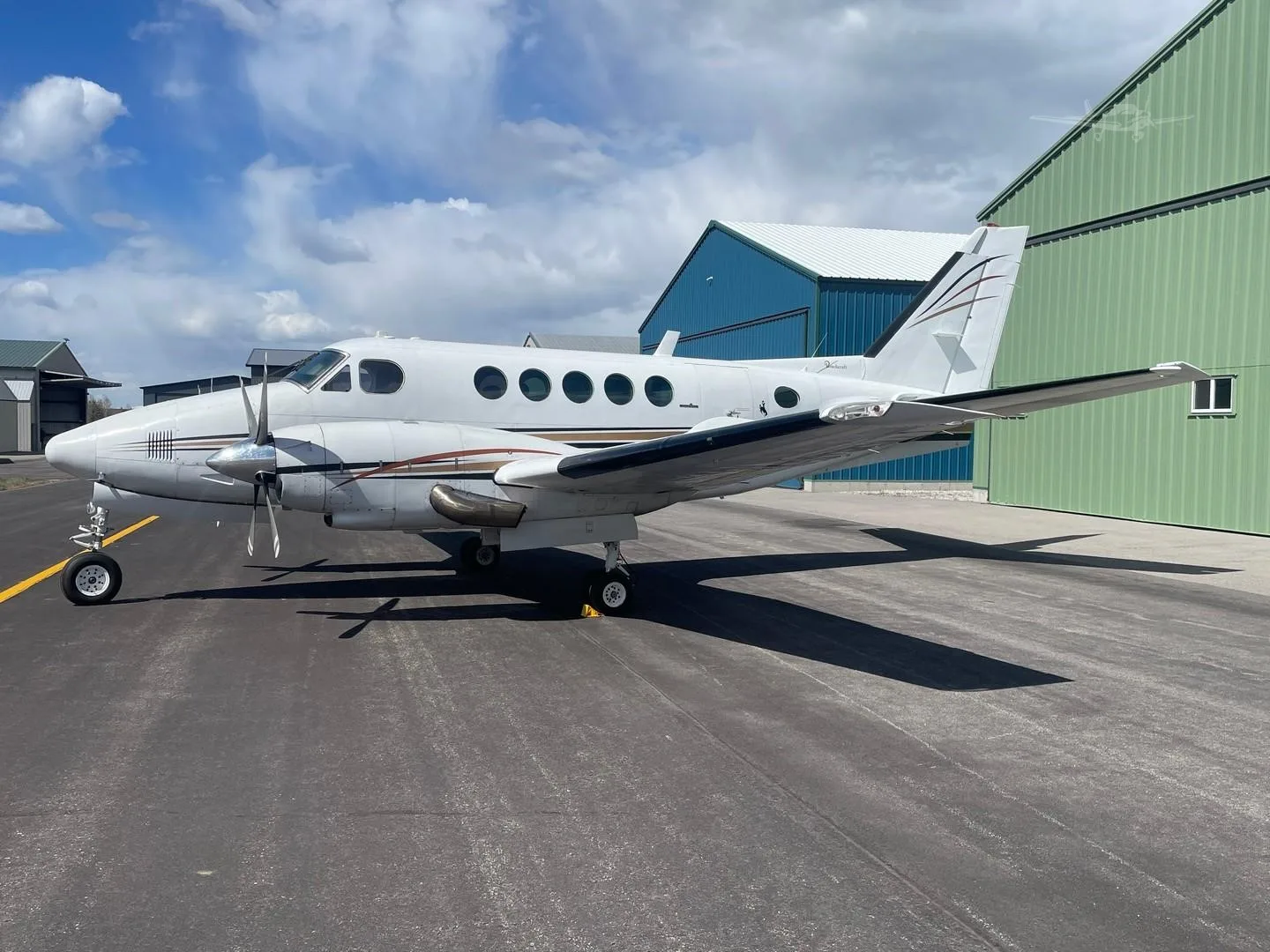 Exterior view of a 1978 BEECHCRAFT KING AIR B100, N487JH.