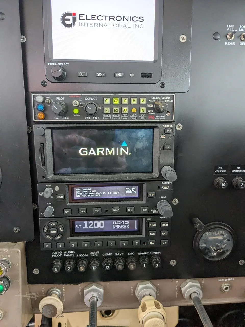 Avionics suite of a 1962 CESSNA 210.