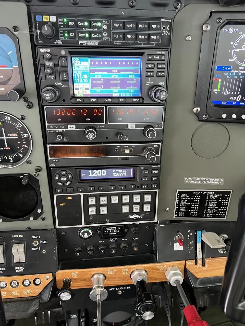 Avionics suite of a 1972 CESSNA 182P SKYLANE.