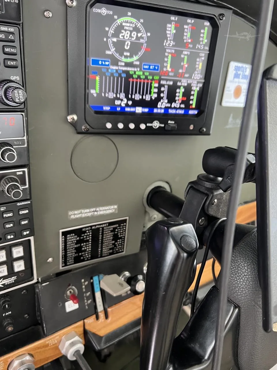 Cockpit and instrument panel of a 1972 CESSNA 182P SKYLANE.