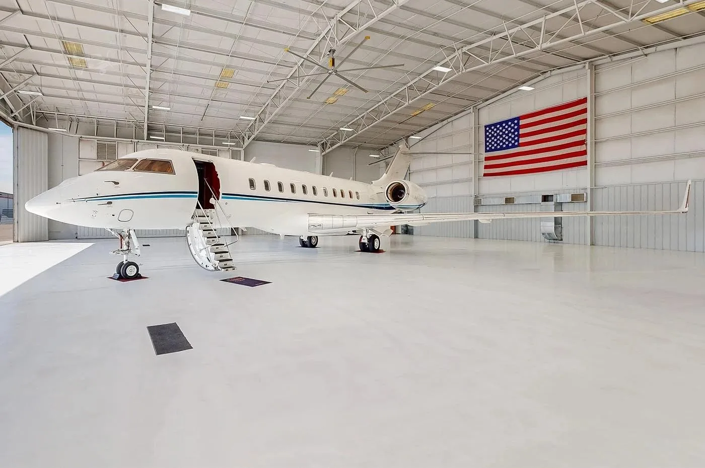 Exterior view of a 2013 BOMBARDIER GLOBAL 5000.