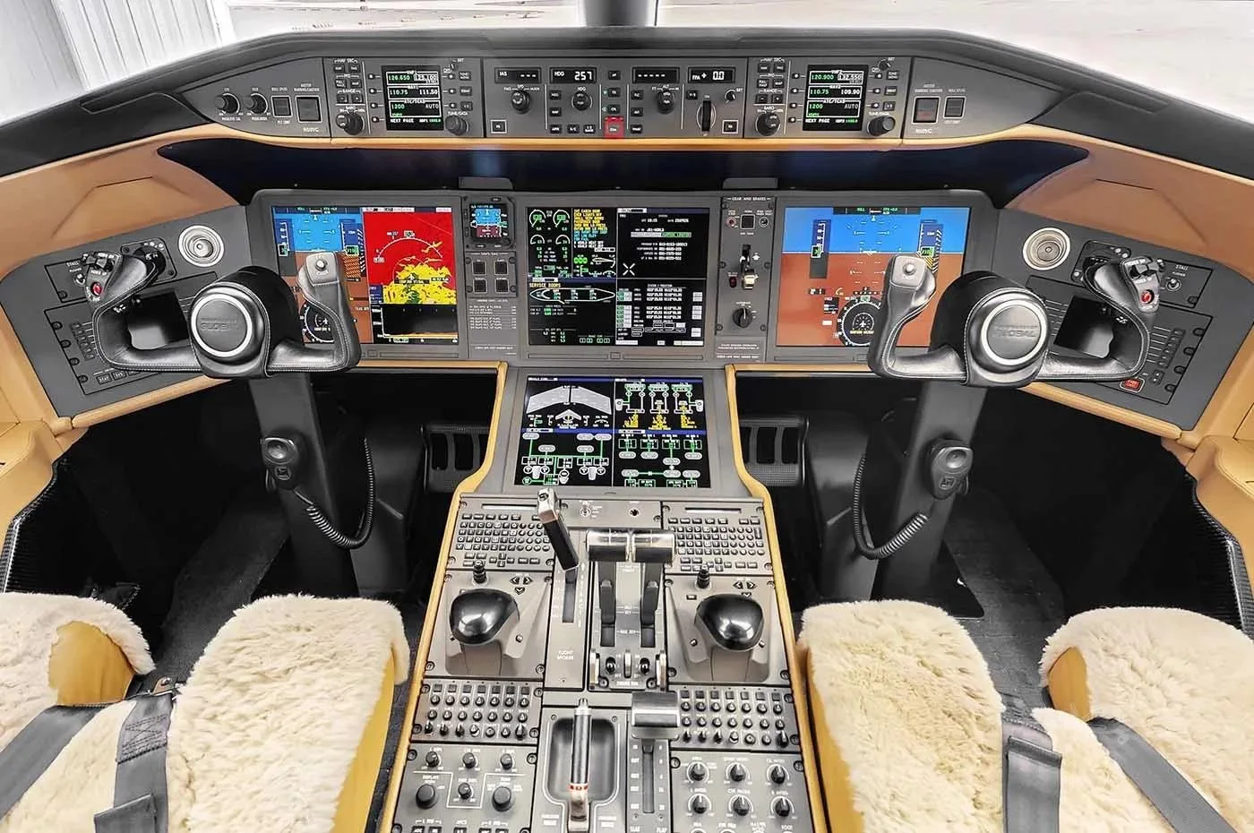 Cockpit and instrument panel of a 2013 BOMBARDIER GLOBAL 5000.