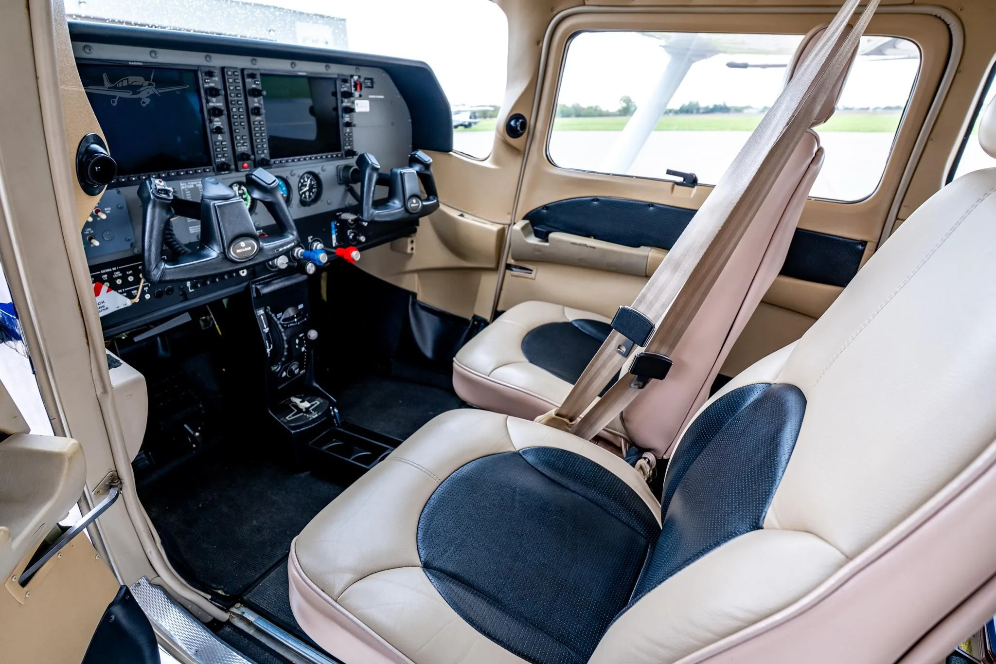 Cabin interior of a 2017 CESSNA 182T SKYLANE.