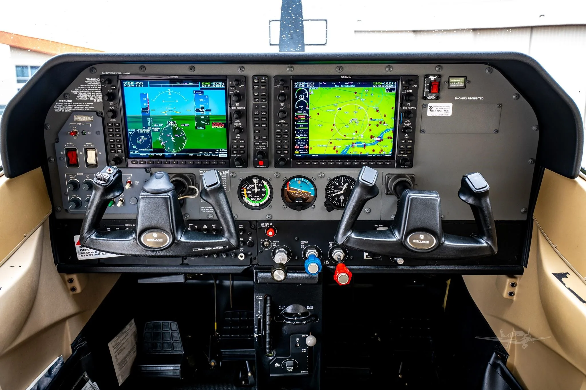 Cockpit and instrument panel of a 2017 CESSNA 182T SKYLANE.