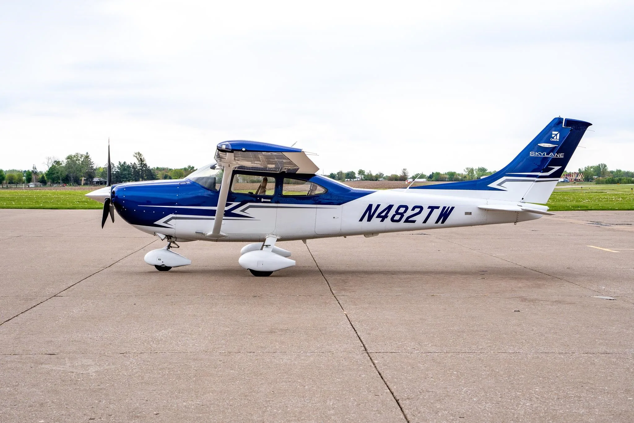 Exterior view of a 2017 CESSNA 182T SKYLANE, N482TW.