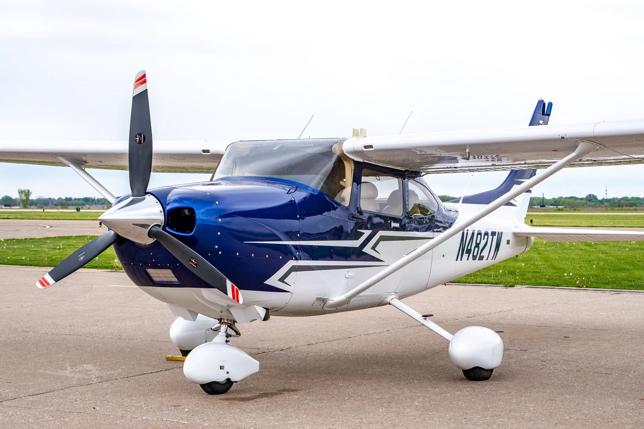 Exterior view of a 2017 CESSNA 182T SKYLANE, N482TW.