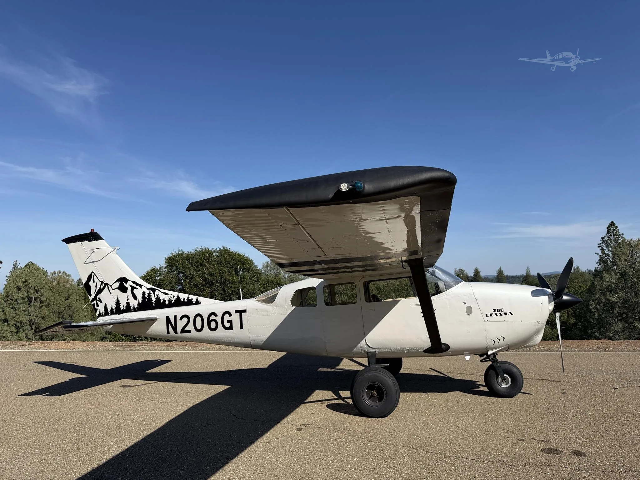Exterior view of a 1967 CESSNA P206 SUPER SKYLANE, N206GT.