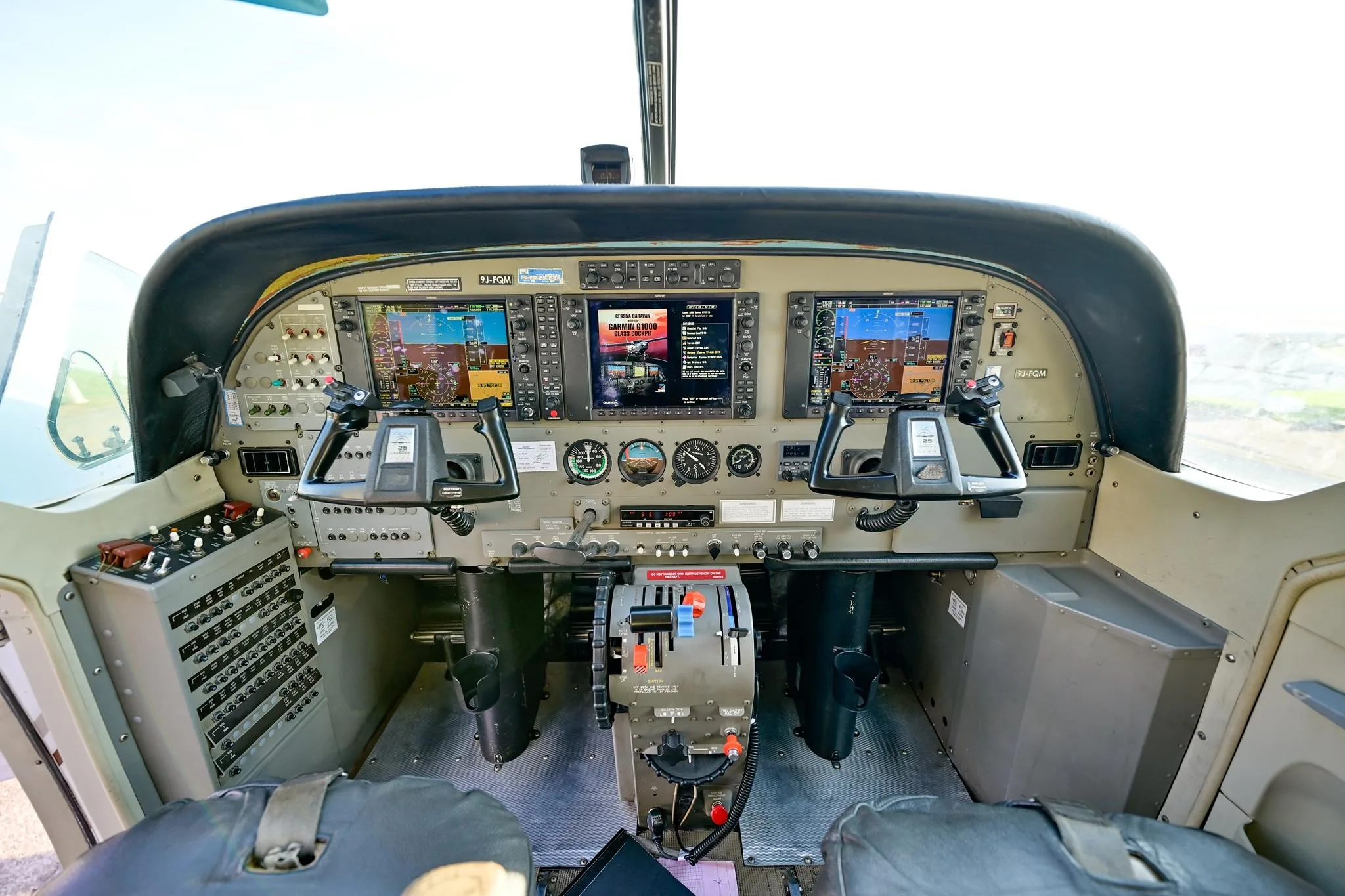 Cockpit and instrument panel of a 2010 CESSNA CARAVAN 208B GRAND.