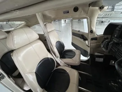 Cabin interior of a 2010 CESSNA 182T SKYLANE.
