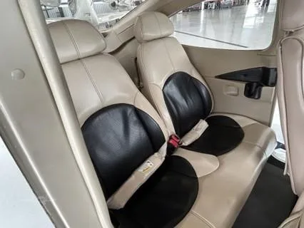 Cabin interior of a 2010 CESSNA 182T SKYLANE.