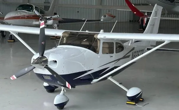 Exterior view of a 2010 CESSNA 182T SKYLANE, N826TR.
