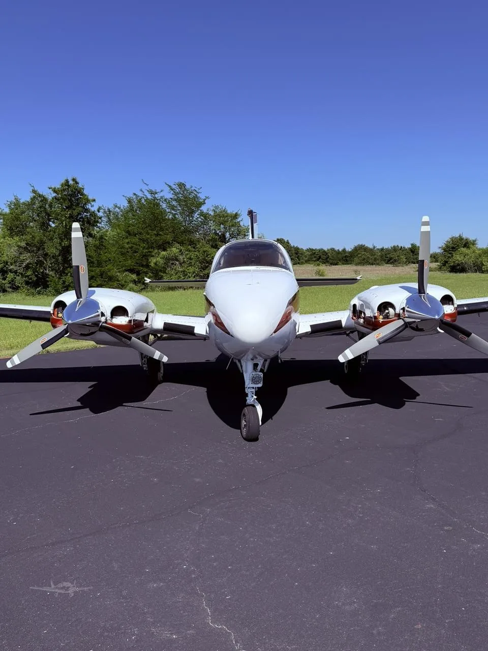 Exterior view of a 1976 BEECHCRAFT 58P BARON, N96PT.