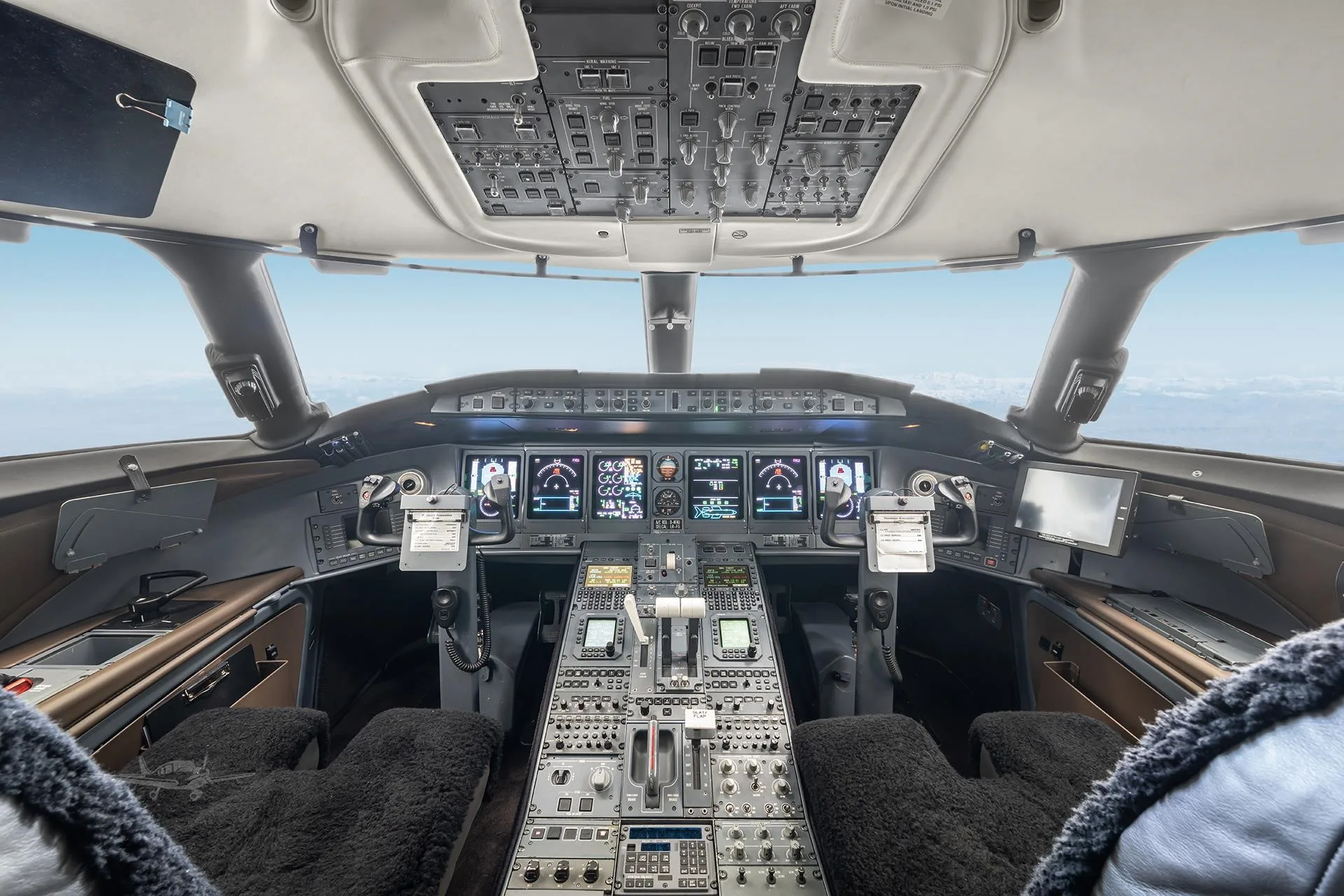 Cockpit and instrument panel of a 2000 BOMBARDIER GLOBAL EXPRESS.