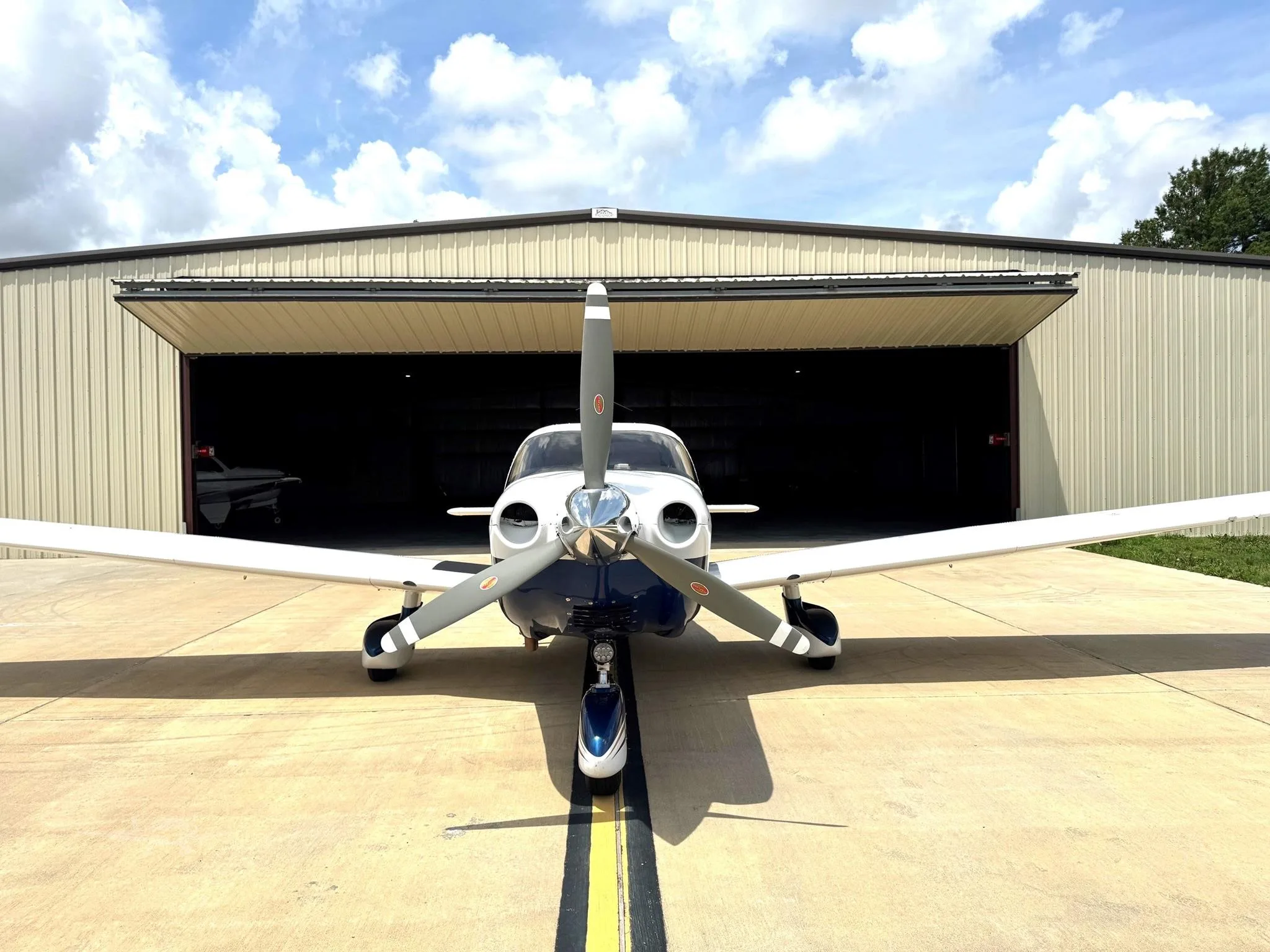 Exterior view of a 2005 PIPER 6XT, N3094W.