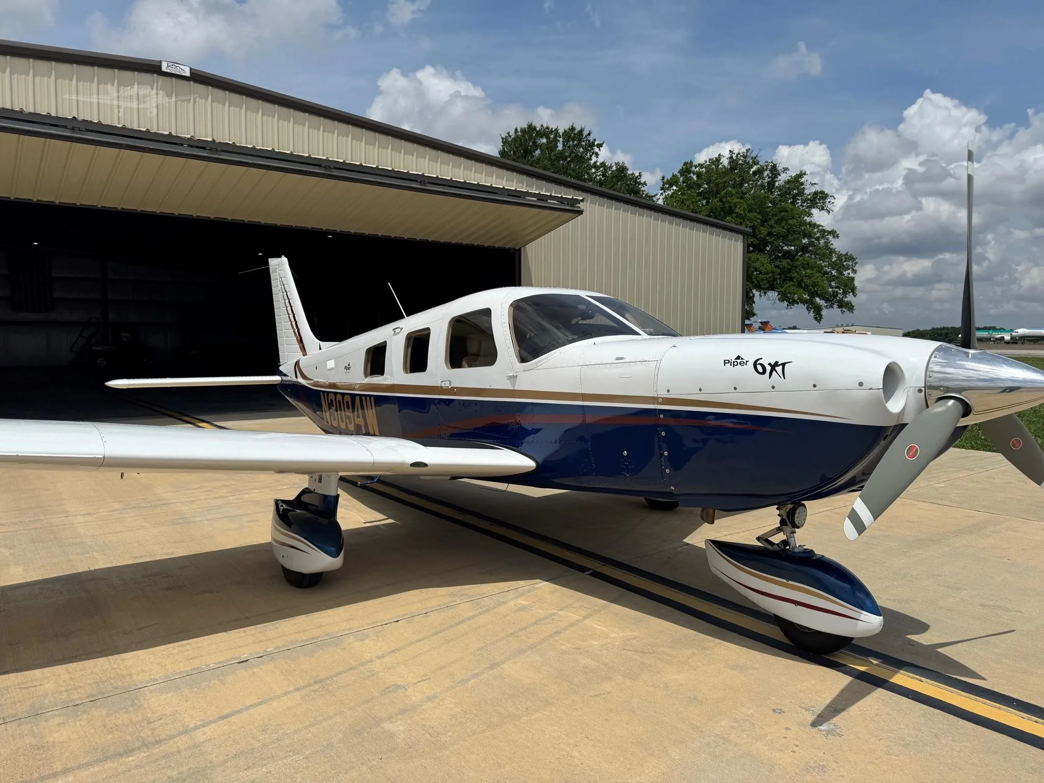 Exterior view of a 2005 PIPER 6XT, N3094W.