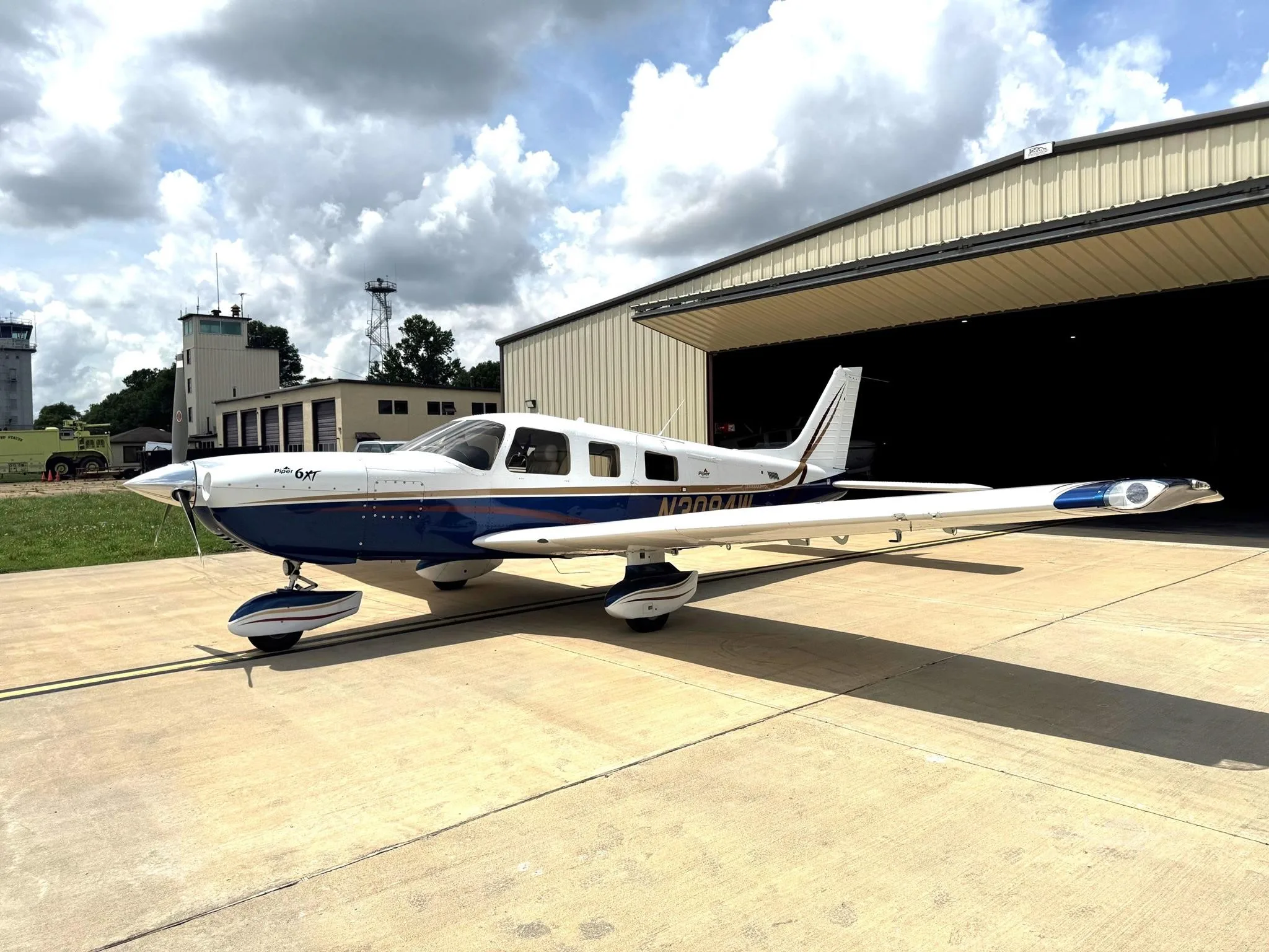 Exterior view of a 2005 PIPER 6XT, N3094W.