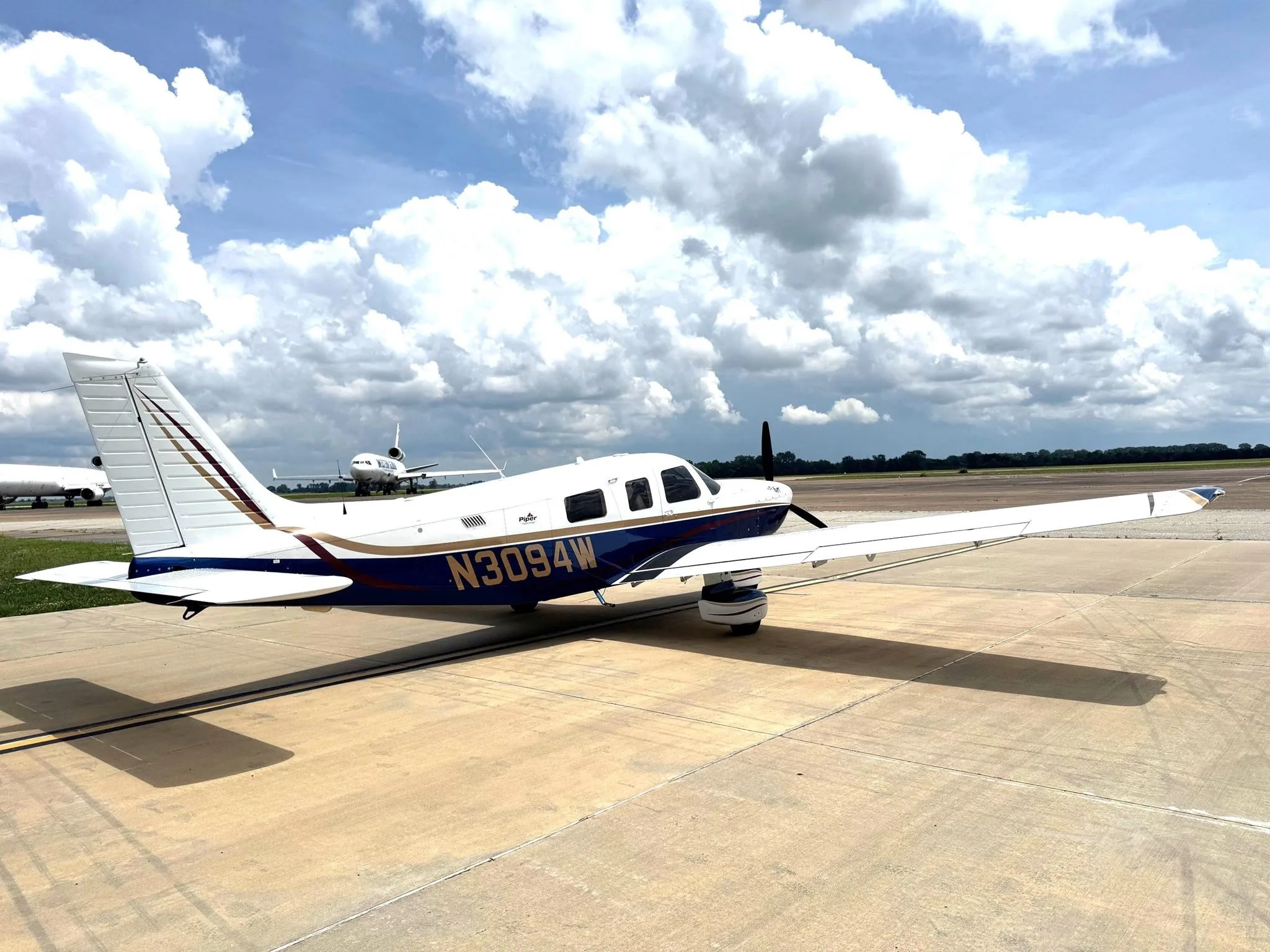Exterior view of a 2005 PIPER 6XT, N3094W.