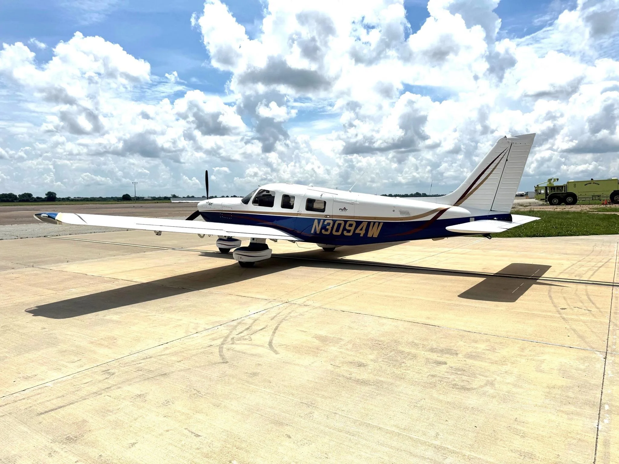 Exterior view of a 2005 PIPER 6XT, N3094W.