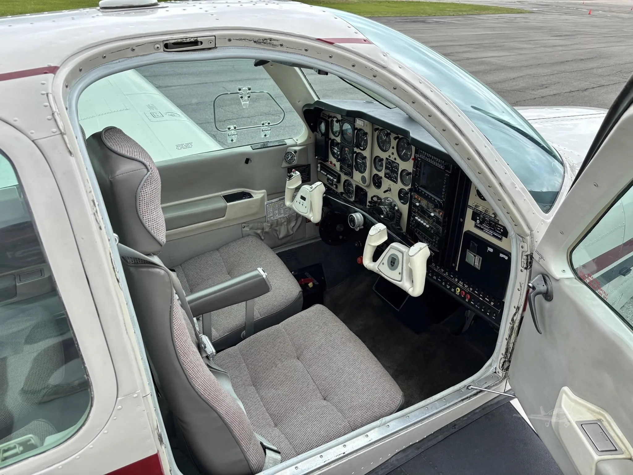 Cockpit and instrument panel of a 1988 BEECHCRAFT F33A BONANZA.