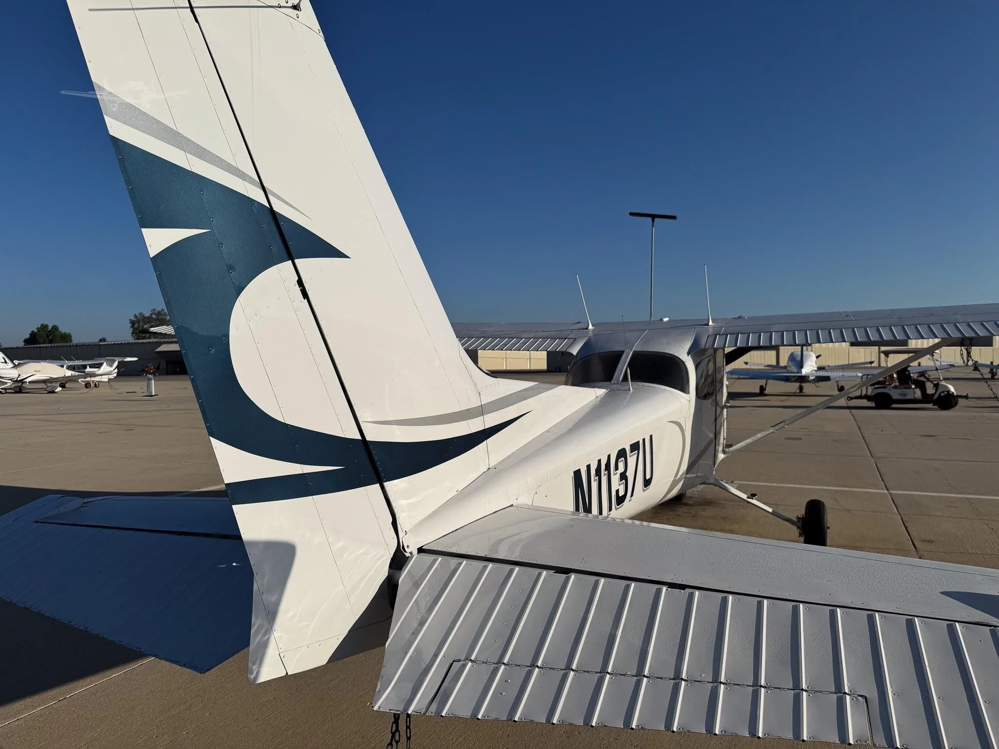 Exterior view of a 1976 CESSNA 172M SKYHAWK, N1137U.