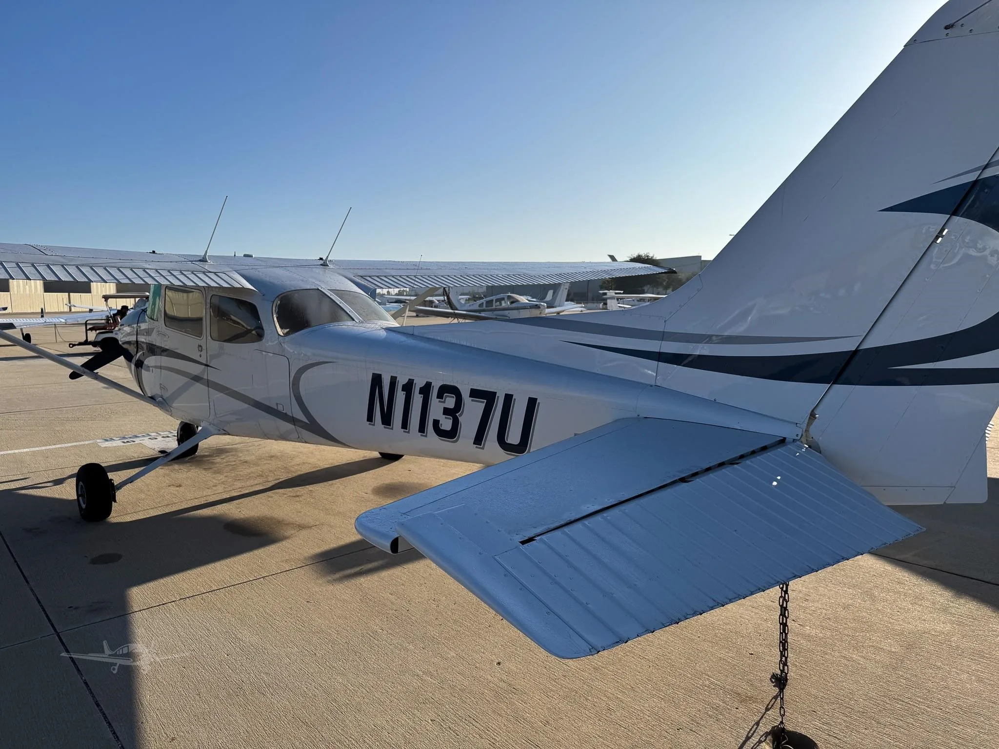 Exterior view of a 1976 CESSNA 172M SKYHAWK, N1137U.