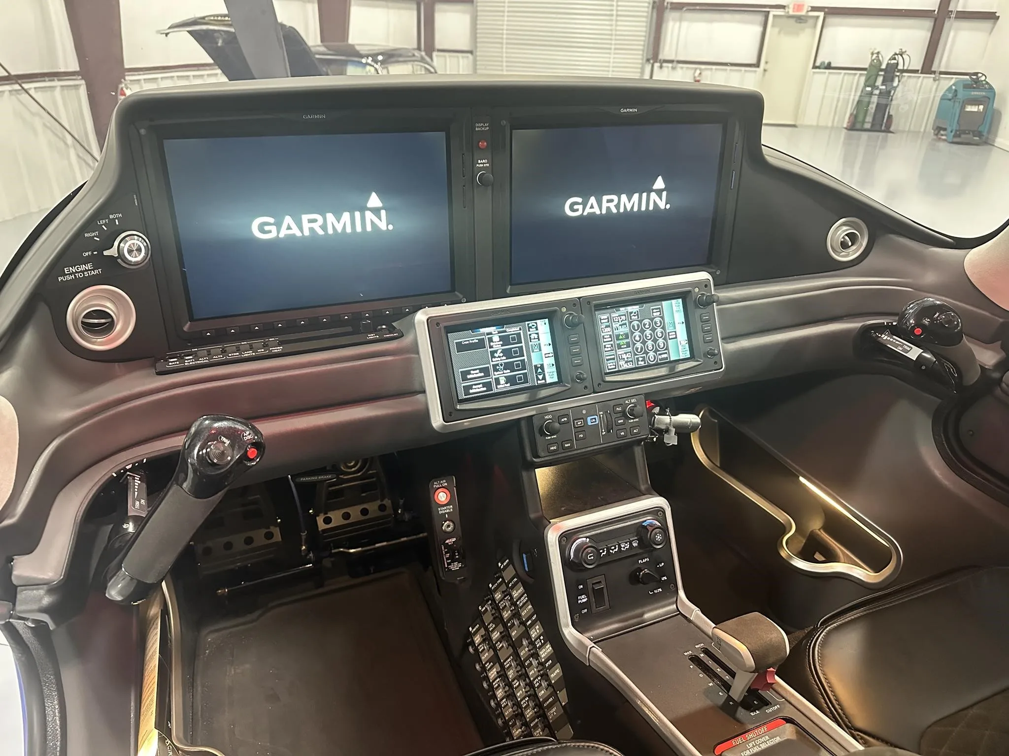 Cockpit and instrument panel of a 2025 CIRRUS SR20-G7.