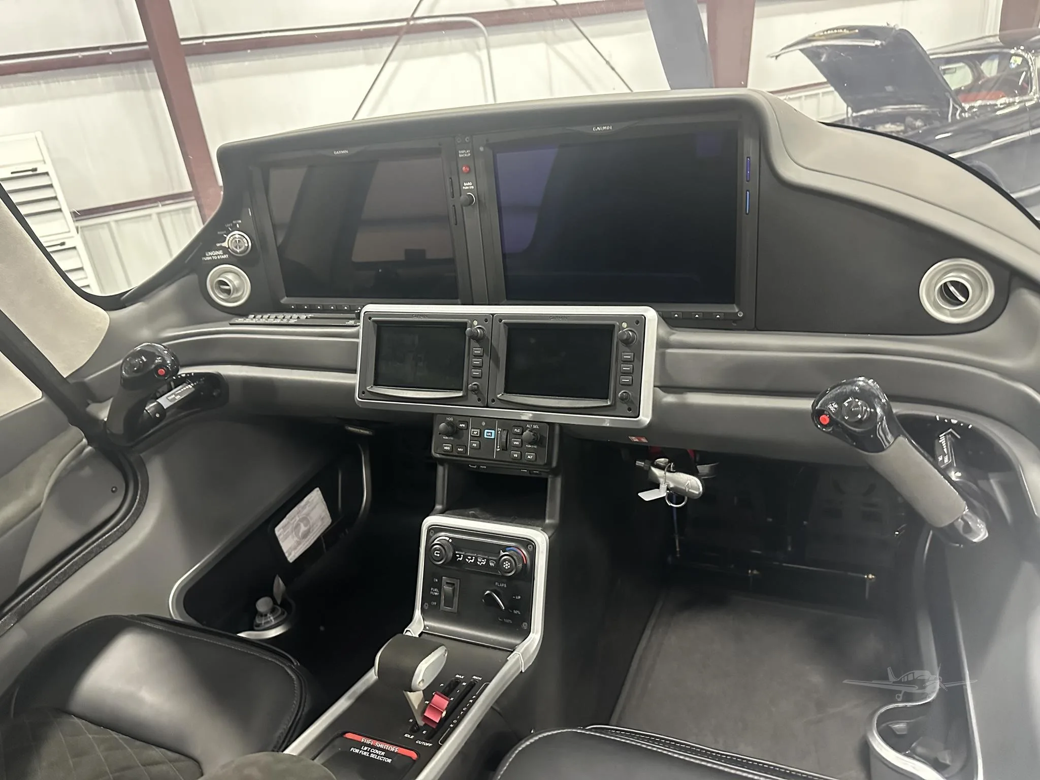 Avionics suite of a 2025 CIRRUS SR20-G7.