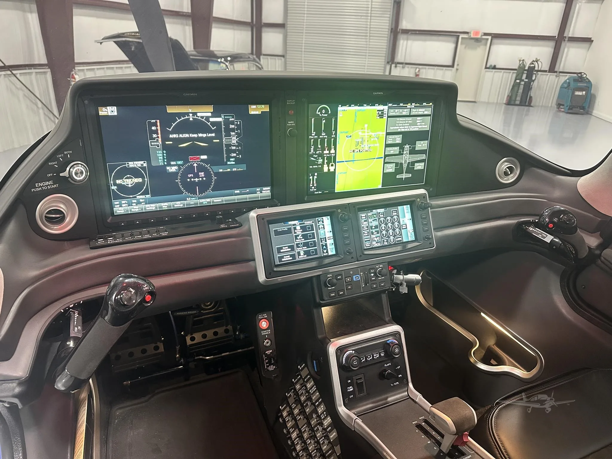 Avionics suite of a 2025 CIRRUS SR20-G7.