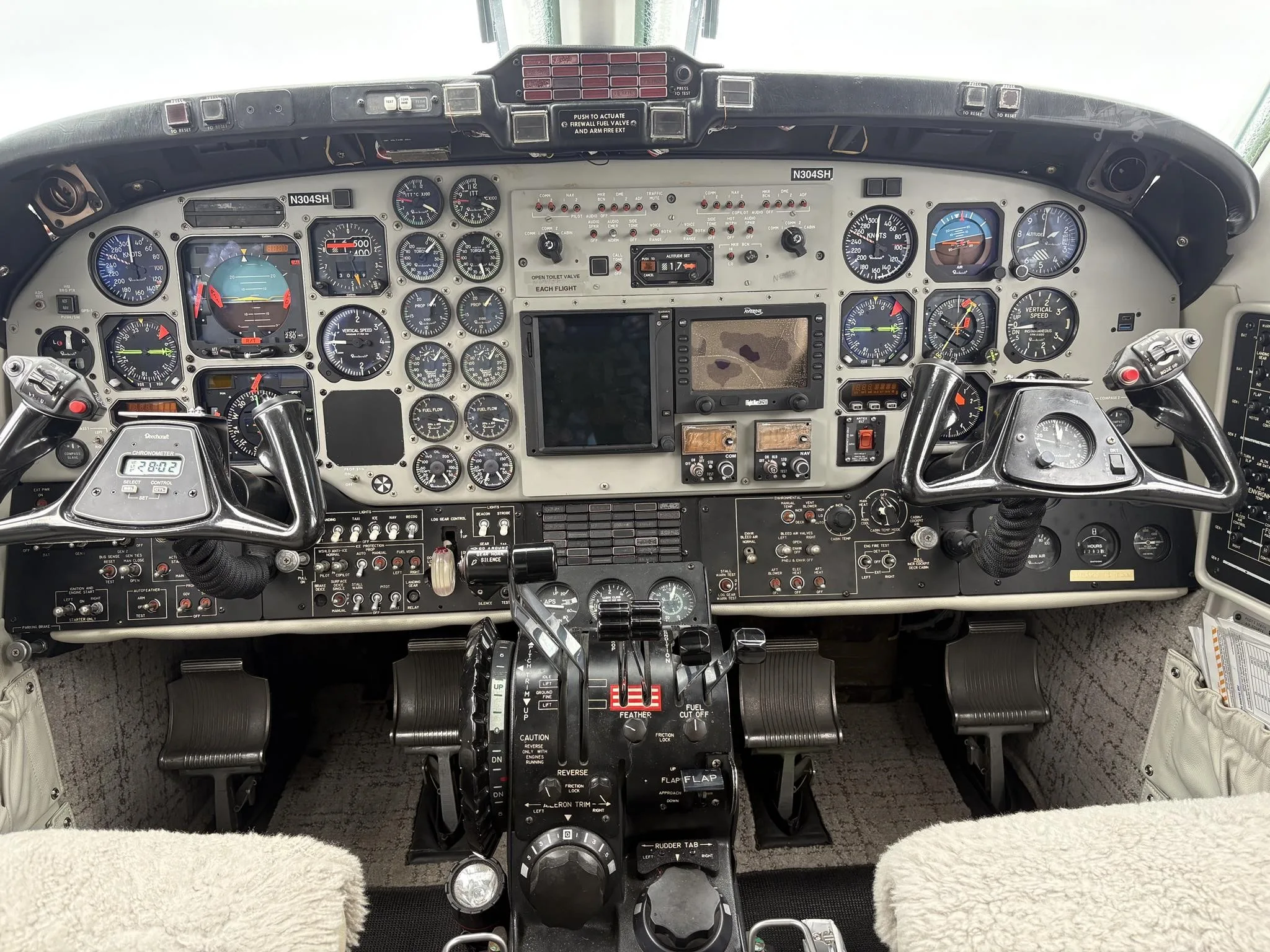 Cockpit and instrument panel of a 1986 BEECHCRAFT KING AIR 300.