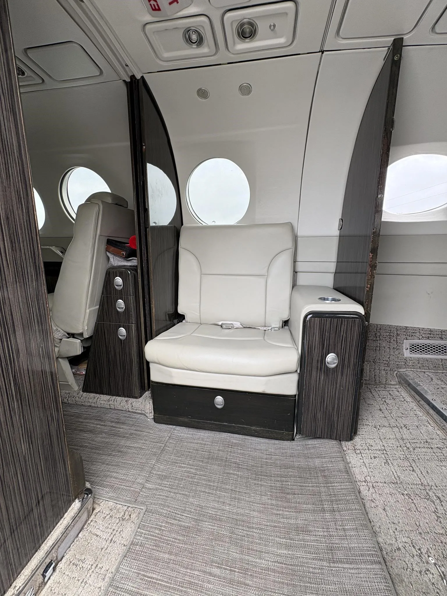 Cabin interior of a 1986 BEECHCRAFT KING AIR 300.