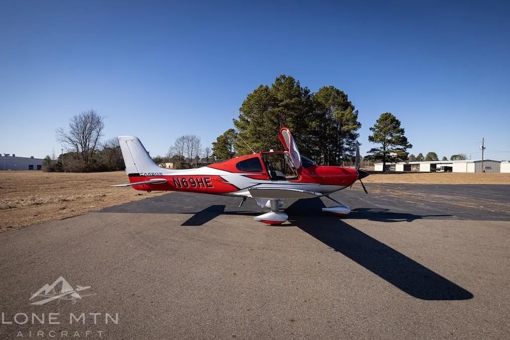 Exterior view of a 2019 CIRRUS SR22-G6 TURBO, N69HE.