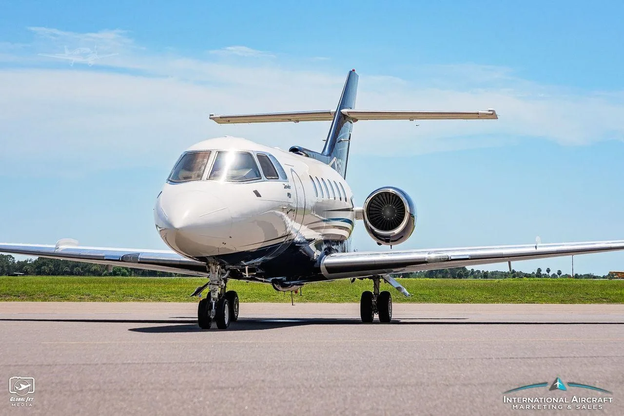 Exterior view of a 1991 HAWKER 800A, N150SB.