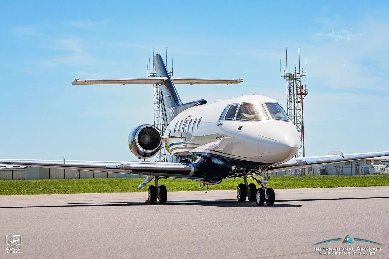 Exterior view of a 1991 HAWKER 800A, N150SB.